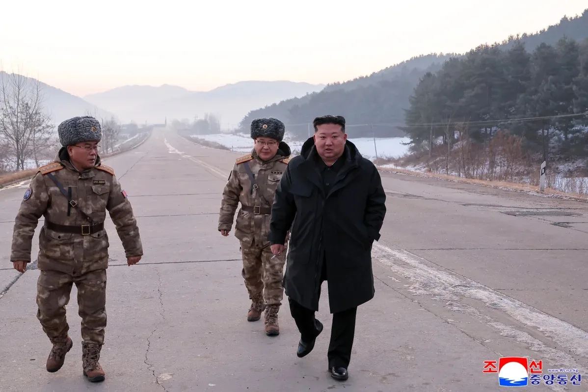 Kim Jong Un supervisó una prueba de misiles hipersonicos en Pyongyang el 6 de enero de 2025.