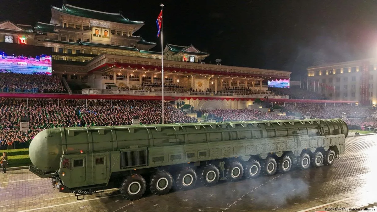 Misil hipersónico en el desfile de Pyongyang de octubre de 2025.