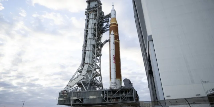 El cohete del Sistema de Lanzamiento Espacial (SLS) Artemis II de la NASA y la nave espacial Orion, asegurados a la plataforma móvil, se observan mientras realizan el viaje de 4,2 millas hacia la Plataforma de Lanzamiento 39B, el sábado. Crédito de la foto: (NASA/Keegan Barber)