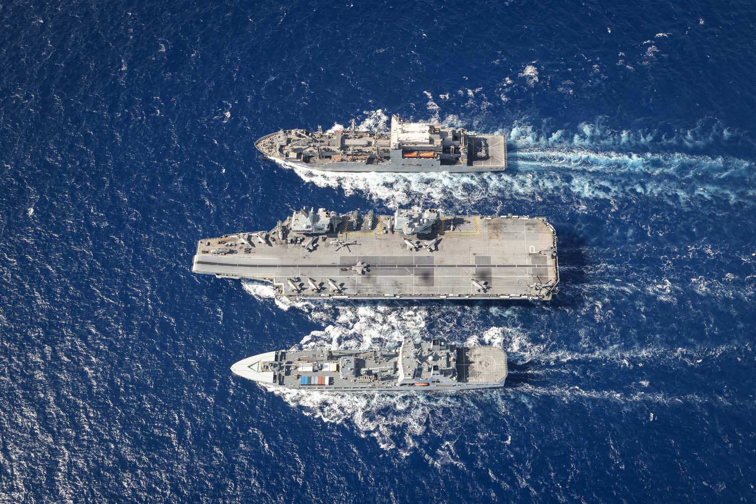 06 Ago 2025 – De arriba hacia abajo: barco de carga estadounidense USNS Wally Schirra, HMS Prince of Wales y RFA Tidespring.
Crédito: Real Armada Británica