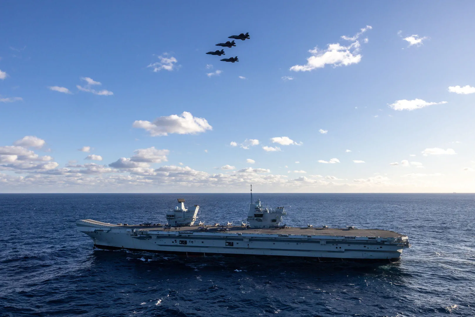 Cuatro Lightning realizan un sobrevuelo tras partir del HMS Prince of Wales por última vez. Crédito: Real Armada Británica
