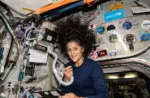 La astronauta Suni Williams se retira de la NASA tras 27 años de trayectoria.