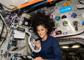 La astronauta Suni Williams se retira de la NASA tras 27 años de trayectoria.