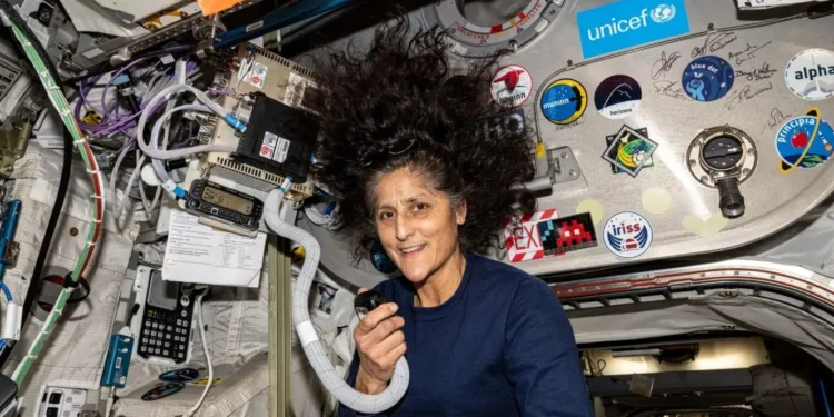 La astronauta Suni Williams se retira de la NASA tras 27 años de trayectoria.