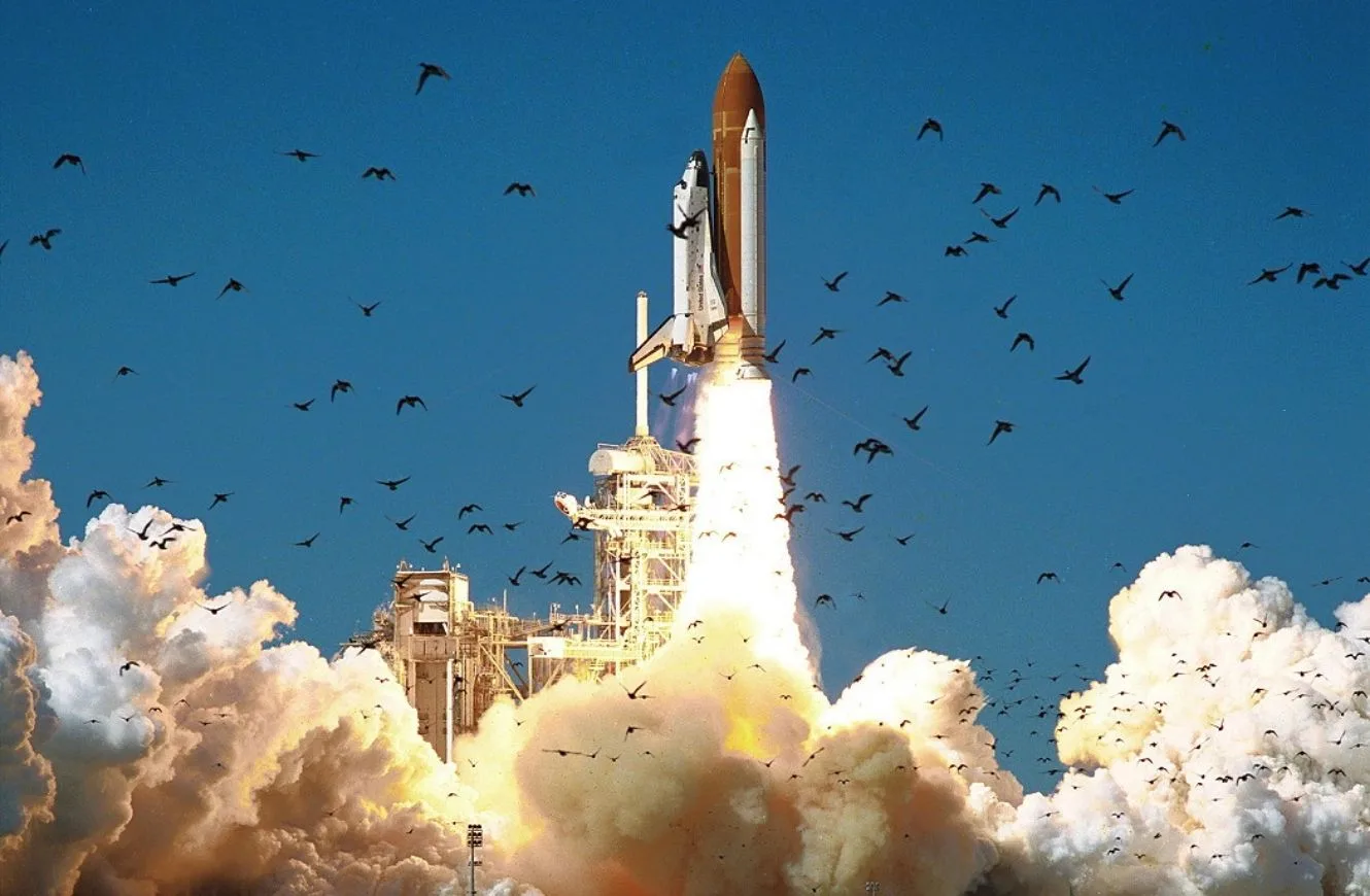El programa Space Shuttle buscaba tener un sistema parcialmente reutilizable que diera acceso rutinario a la órbita baja para transportar tripulación y carga.