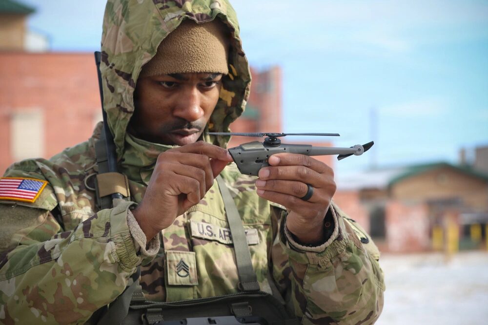 El personal de infantería del Ejército de los EE. UU. asignado al 1.er Batallón, 166.º Regimiento – Instituto Regional de Entrenamiento, Guardia Nacional del Ejército de Pensilvania, lleva a cabo entrenamiento con el Sensor Portado por Soldado (SBS) en Fort Indiantown Gap del 9 al 11 de diciembre de 2025 por el Sargento de Primera Clase Shane Smith)
