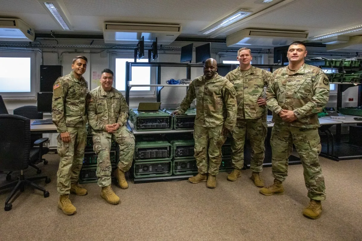 Ingenieros de la Army Software Factory posan para una foto durante una visita de dos semanas al Área de Entrenamiento de Grafenwoehr, Alemania, el 2 de febrero de 2023. La visita fue parte de la iniciativa de la Army Software Factory para colaborar con ingenieros civiles y desarrolladores del Ejército con el fin de crear soluciones innovadoras basadas en tecnología para los mayores desafíos militares. (Crédito de la foto: Sargento de Estado Mayor Ashley Low)