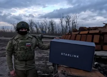 Rusia terminales satélites. Soldado ruso con un terminal Starlink portátil. Captura de pantalla vía CNN