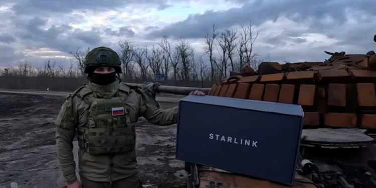 Soldado ruso con un terminal Starlink portátil. Captura de pantalla vía CNN