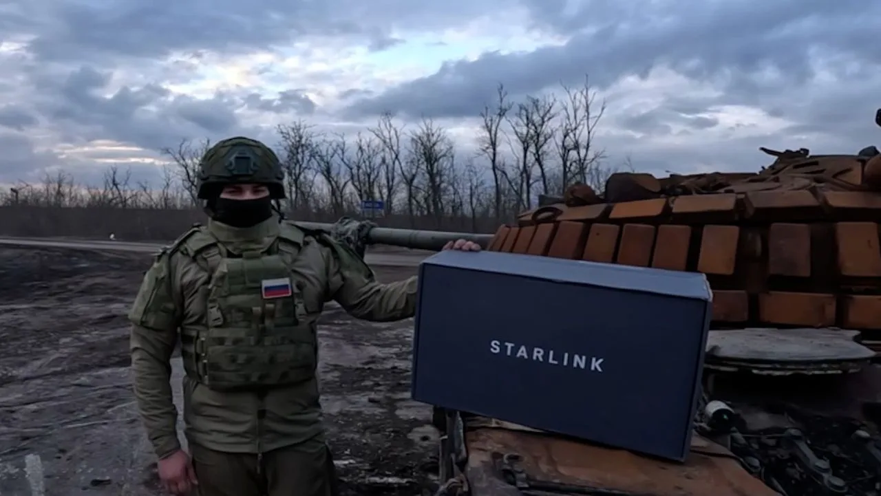 Soldado ruso con un terminal Starlink portátil. Captura de pantalla vía CNN