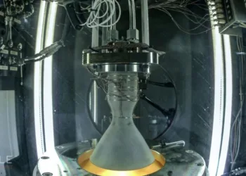 El propulsor VoidRunner de Agile Space Industries durante una prueba de fuego caliente en el banco de pruebas en Colorado.
