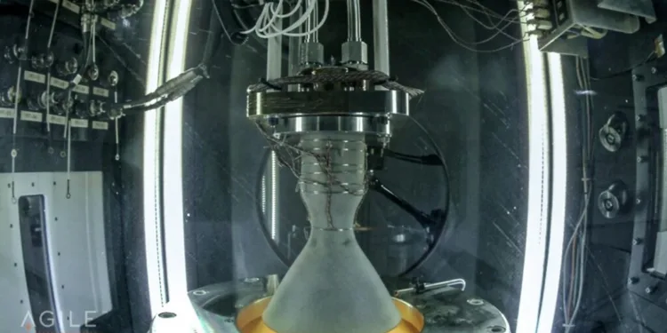 El propulsor VoidRunner de Agile Space Industries durante una prueba de fuego caliente en el banco de pruebas en Colorado.