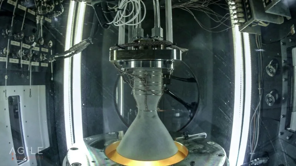 El propulsor VoidRunner de Agile Space Industries durante una prueba de fuego caliente en el banco de pruebas en Colorado.