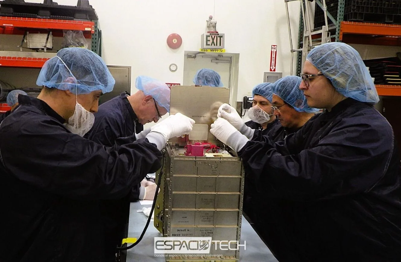 El equipo técnico de ATENEA trabajando durante la integración en el Centro Espacial Teófilo Tabanera (CETT).