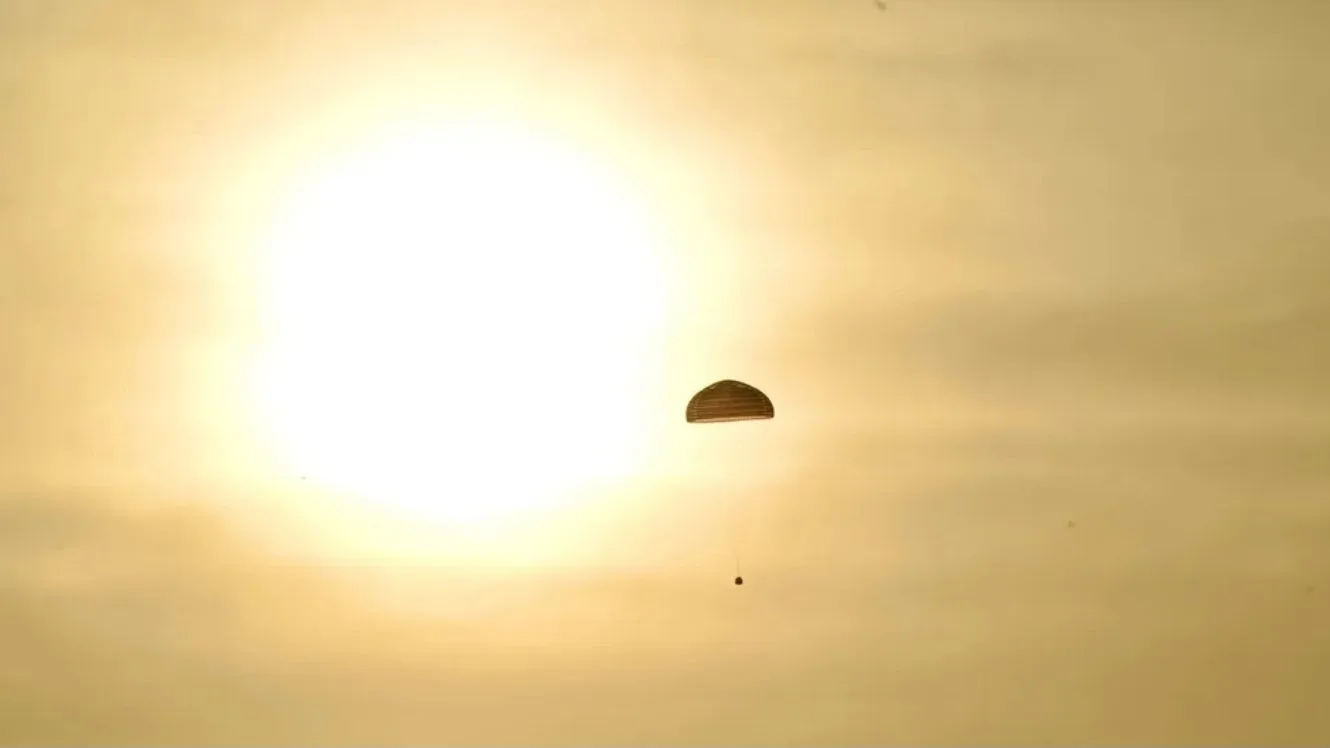 La cápsula espacial Shenzhou-20 descendió sin tripulación el 19 de enero de 2026 en la Región Autónoma de Mongolia Interior, en China.
