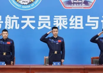 Los miembros de la tripulación de la misión Shenzhou-20 de China detallaron recientemente sus reacciones al encontrar grietas en la ventana de observación de su nave espacial durante la primera emergencia espacial del país.