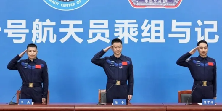 Los miembros de la tripulación de la misión Shenzhou-20 de China detallaron recientemente sus reacciones al encontrar grietas en la ventana de observación de su nave espacial durante la primera emergencia espacial del país.