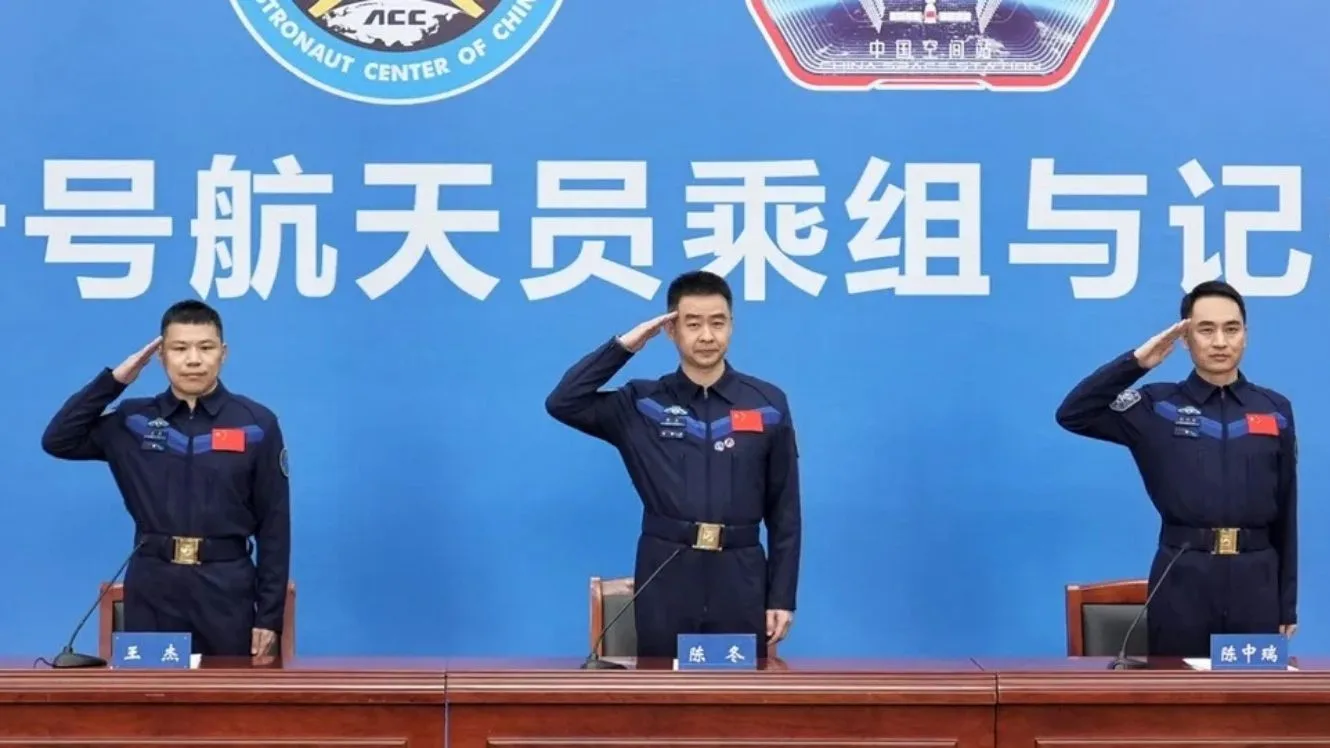Los miembros de la tripulación de la misión Shenzhou-20 de China detallaron recientemente sus reacciones al encontrar grietas en la ventana de observación de su nave espacial durante la primera emergencia espacial del país.
