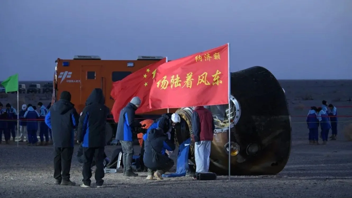La cápsula de retorno con los astronautas Chen Dong, Chen Zhongrui y Wang Jie a bordo, aterrizó en Dongfeng el 14 de noviembre de 2025 en la Región Autónoma de Mongolia Interior, en China.