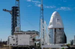 La nave Dragon llega al hangar de la plataforma 40 antes del próximo lanzamiento de Crew-12 a la Estación Espacial Internacional.