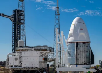 La nave Dragon llega al hangar de la plataforma 40 antes del próximo lanzamiento de Crew-12 a la Estación Espacial Internacional.