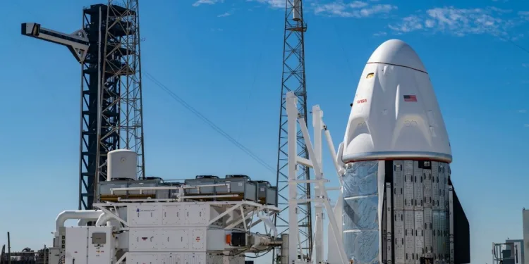 La nave Dragon llega al hangar de la plataforma 40 antes del próximo lanzamiento de Crew-12 a la Estación Espacial Internacional.