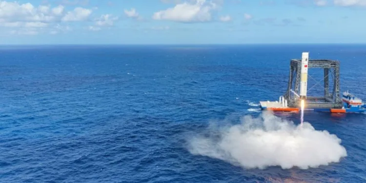 China probó el con éxito el aborto en vuelo de la cápsula Mengzhou y logró un amerizaje controlado del cohete Long March-10A rumbo a la Luna.