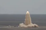 Prueba de aborto en plataforma de la nave tripulada Mengzhou en Jiuquan, en junio de 2025. El sistema de escape se enciende y “tira” de la cápsula para alejarla del lanzador en segundos.