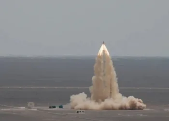 Prueba de aborto en plataforma de la nave tripulada Mengzhou en Jiuquan, en junio de 2025. El sistema de escape se enciende y “tira” de la cápsula para alejarla del lanzador en segundos.