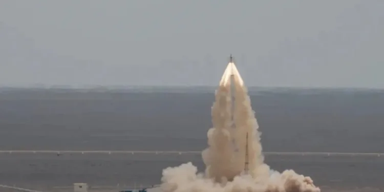 Prueba de aborto en plataforma de la nave tripulada Mengzhou en Jiuquan, en junio de 2025. El sistema de escape se enciende y “tira” de la cápsula para alejarla del lanzador en segundos.