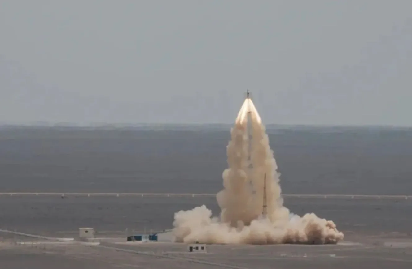 Prueba de aborto en plataforma de la nave tripulada Mengzhou en Jiuquan, en junio de 2025. El sistema de escape se enciende y “tira” de la cápsula para alejarla del lanzador en segundos.