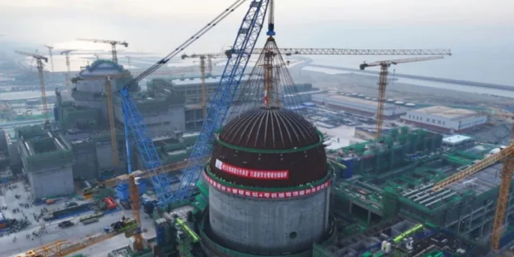 China instala el domo del reactor 1 de Xudapu y acelera su gran apuesta nuclear en el noreste.