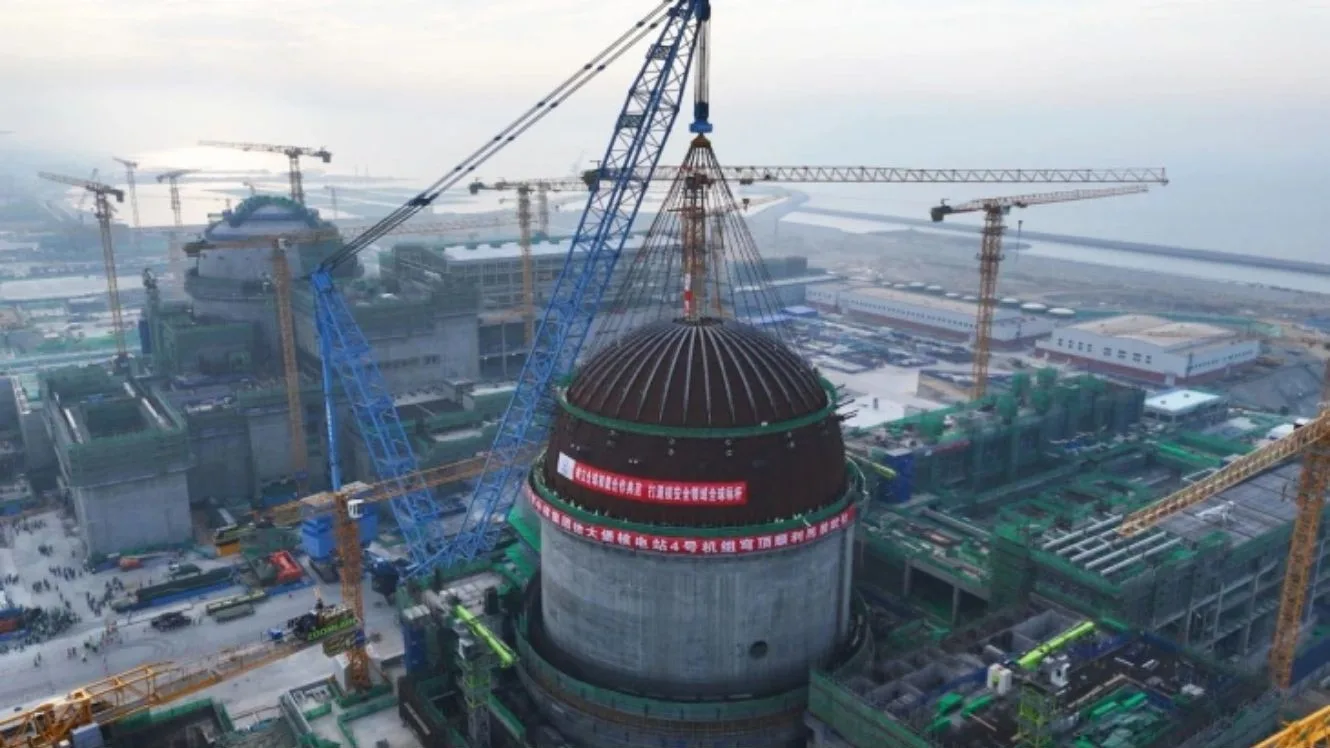 China instala el domo del reactor 1 de Xudapu y acelera su gran apuesta nuclear en el noreste.