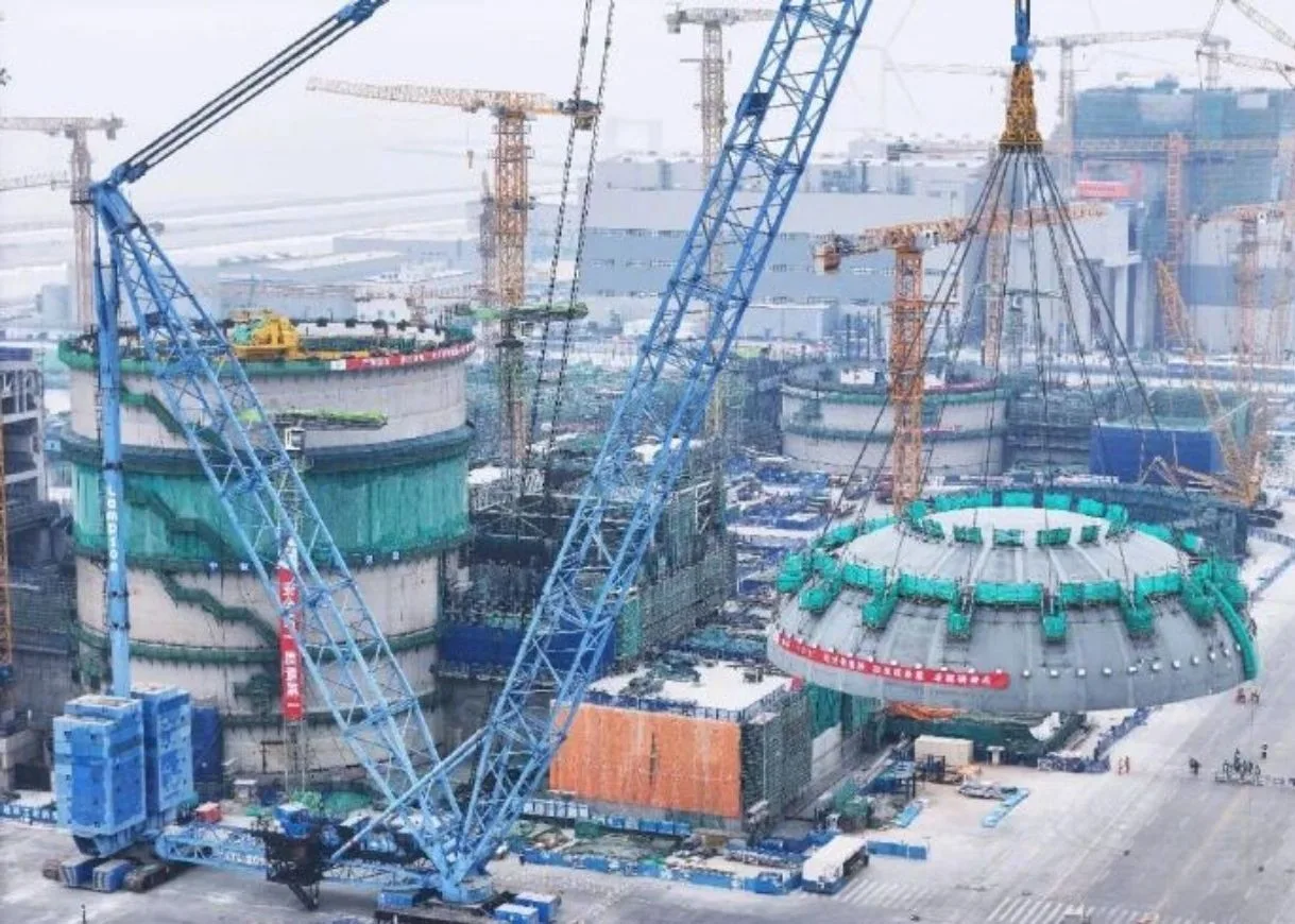 Izado del domo sobre el edificio de contención de una de las unidades en Xudapu, Liaoning.