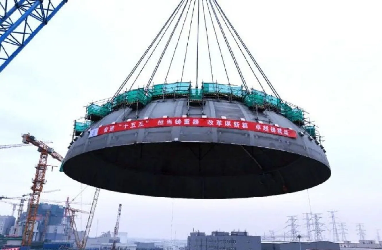 Izado del domo sobre el edificio de contención de una de las unidades en Xudapu, Liaoning.