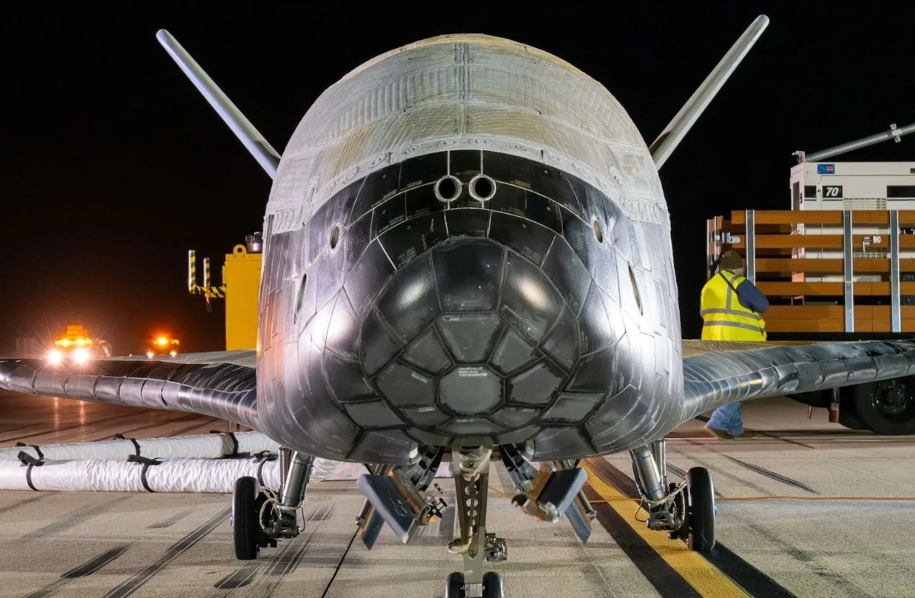 El X-37B de la Fuerza Espacial de Estados Unidos tras una misión orbital. Analistas suelen comparar el programa chino con este tipo de vehículo reutilizable y no tripulado.