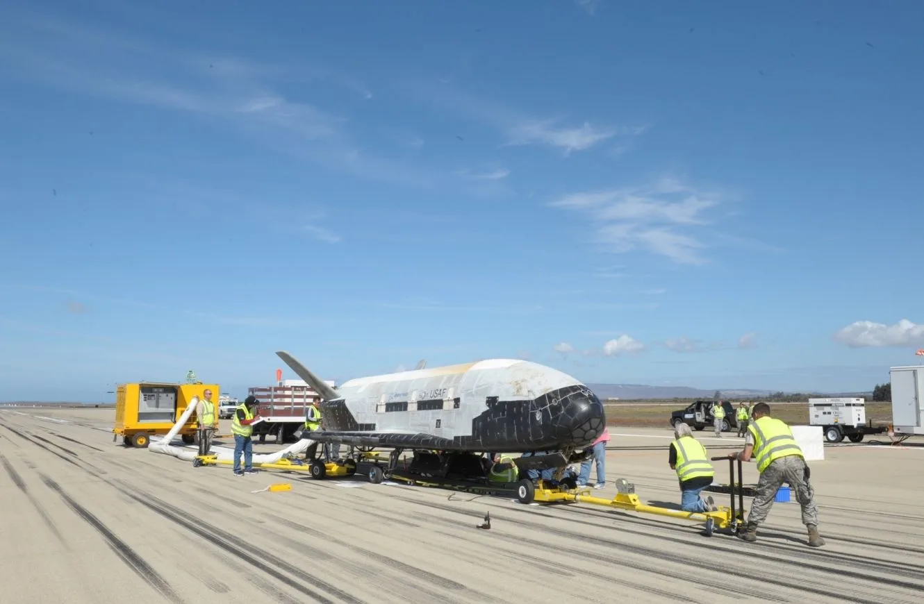 El X-37B de la Fuerza Espacial de Estados Unidos en pista durante operaciones de recuperación. Sirve como referencia visual para entender el concepto de avión espacial reutilizable.