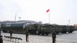 China exhibe lanzadores móviles de misiles balísticos en un desfile por el Día Nacional.