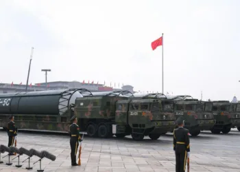 China exhibe lanzadores móviles de misiles balísticos en un desfile por el Día Nacional.