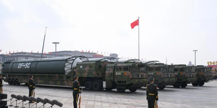 China exhibe lanzadores móviles de misiles balísticos en un desfile por el Día Nacional.
