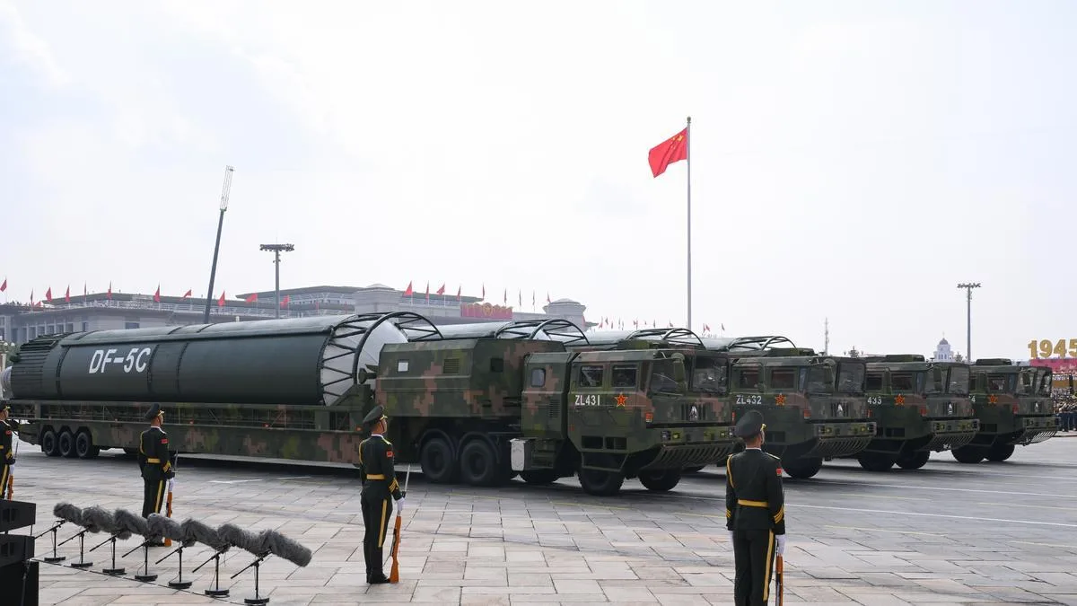 China exhibe lanzadores móviles de misiles balísticos en un desfile por el Día Nacional.