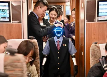 China empezó a emplear “azafatas robot” en trenes bala.