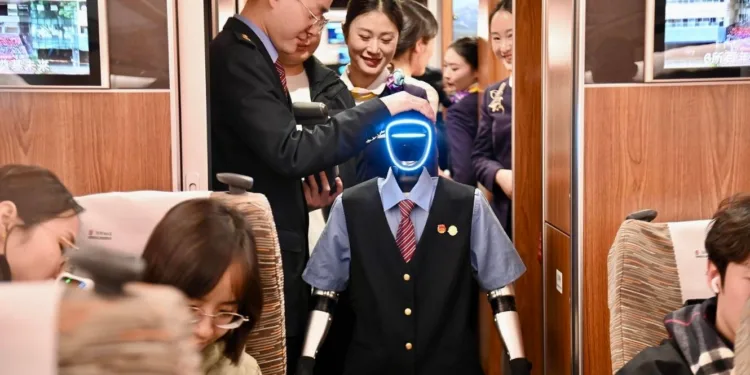 China empezó a emplear “azafatas robot” en trenes bala.