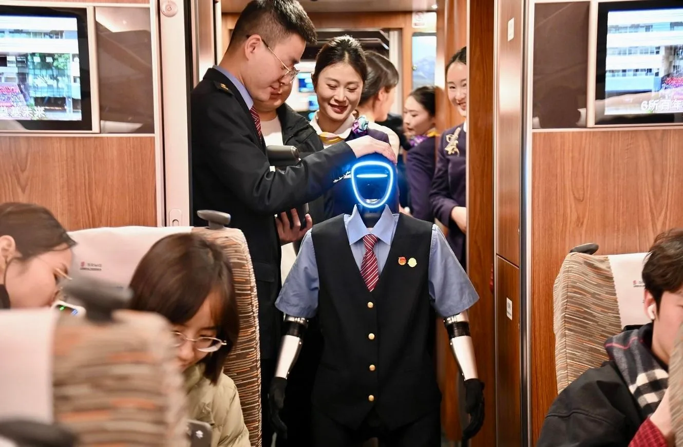 China empezó a emplear “azafatas robot” en trenes bala.