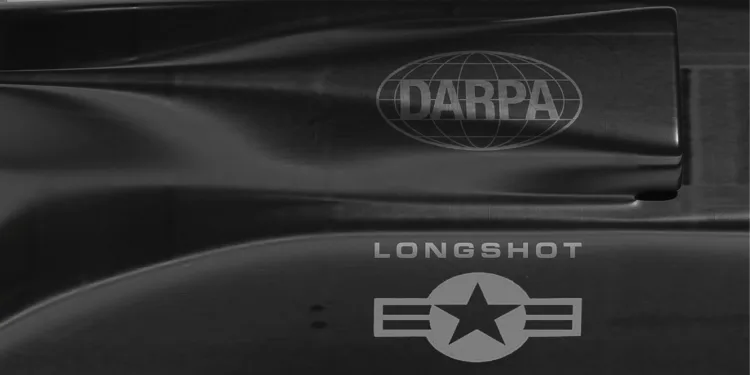 DARPA avanza con su programa LongShot, de drones autónomos de combate que se lanzan desde otra aeronave para reducir la exposición de aviones mayores y acercar el punto de disparo.