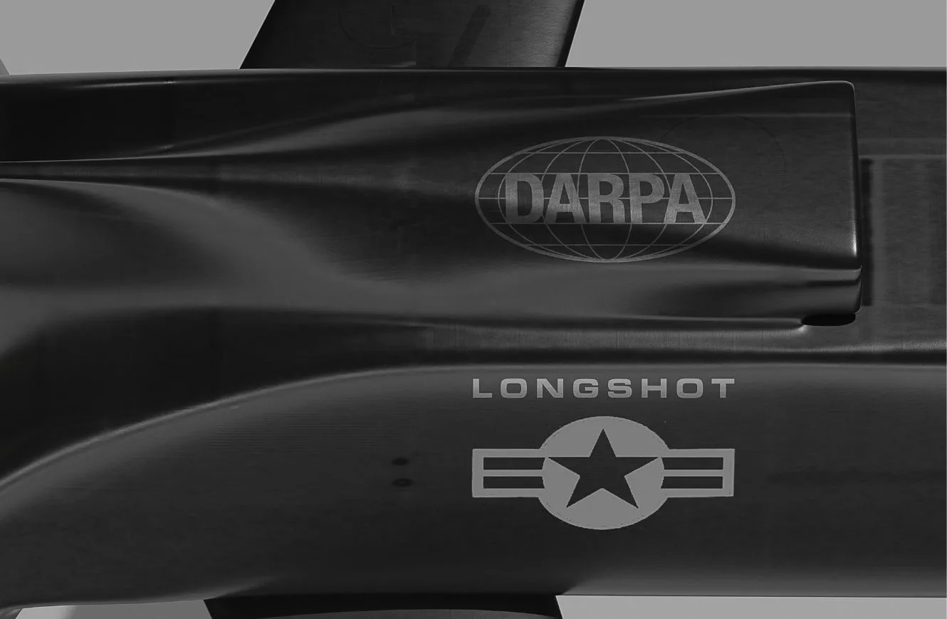DARPA avanza con su programa LongShot, de drones autónomos de combate que se lanzan desde otra aeronave para reducir la exposición de aviones mayores y acercar el punto de disparo.