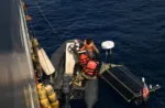 Shane Condon, contratista civil de la Task Force 66, y miembros de la Guardia Costera de Seychelles lanzan el Lightfish, en el Cutlass Express 26. Este es el primer despliegue del sistema desde un buque de superficie asociado.