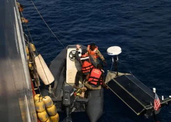 Shane Condon, contratista civil de la Task Force 66, y miembros de la Guardia Costera de Seychelles lanzan el Lightfish, en el Cutlass Express 26. Este es el primer despliegue del sistema desde un buque de superficie asociado.
