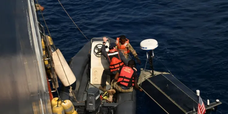 Shane Condon, contratista civil de la Task Force 66, y miembros de la Guardia Costera de Seychelles lanzan el Lightfish, en el Cutlass Express 26. Este es el primer despliegue del sistema desde un buque de superficie asociado.