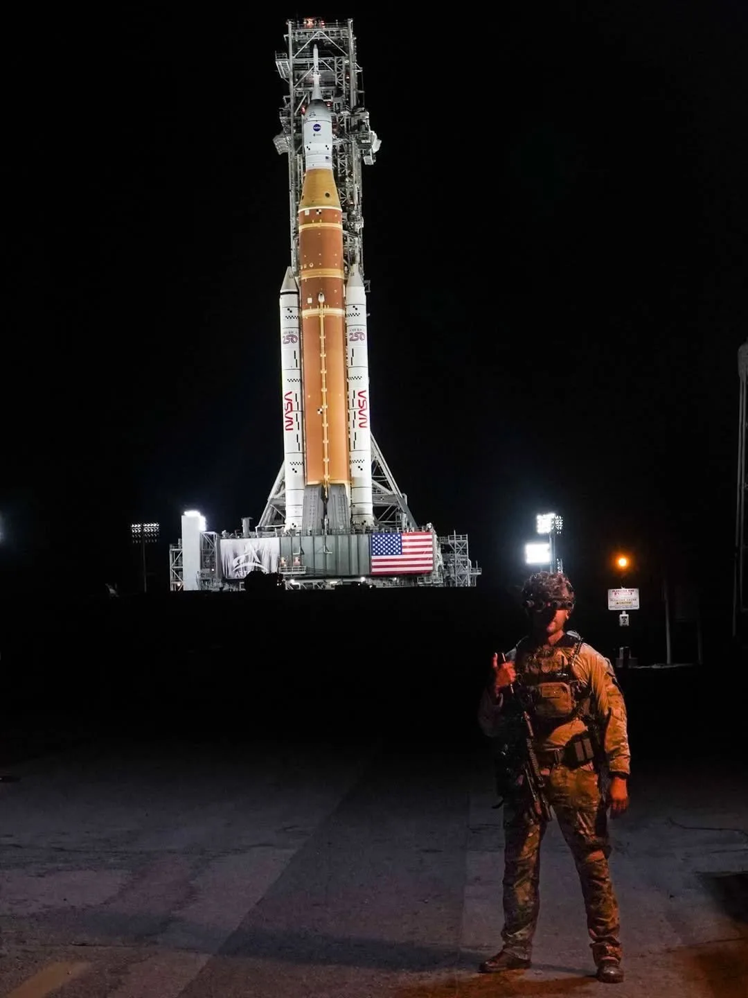 Un miembro del Equipo de Respuesta a Emergencias de la NASA con el SLS de la misión Artemisa II. Crédito: redes sociales